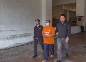 SUSPEK dipercayai menerima wang rasuah kira-kira RM4,500 daripada ahli keluarga beberapa banduan untuk membawa masuk bahan terlarang bagi kegunaan banduan yang terlibat.