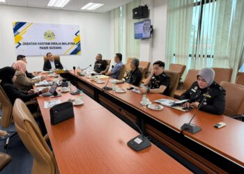 SESI pembentangan penambahbaikan tatakelola di pejabat AKPS Johor hari ini.