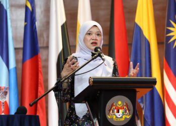 FADHLINA Sidek ketika berucap pada Perhimpunan Bulanan KPM di sini, hari ini. - UTUSAN/FAISOL MUSTAFA