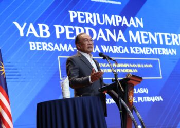 ANWAR Ibrahim ketika majlis perhimpunan bulanan bersama warga Kementerian Pendidikan di Putrajaya. - UTUSAN/FAISOL MUSTAFA