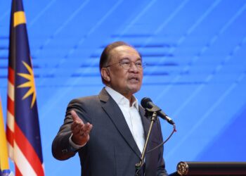 ANWAR Ibrahim ketika majlis perhimpunan bulanan bersama warga Kementerian Pendidikan di Putrajaya. - UTUSAN/FAISOL MUSTAFA