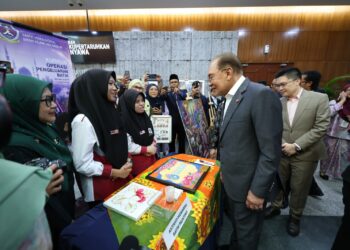 ANWAR Ibrahim ketika hadir Perhimpunan Bulanan Kementerian Pendidikan (KPM) di sini hari ini. - UTUSAN/FAISOL MUSTAFA