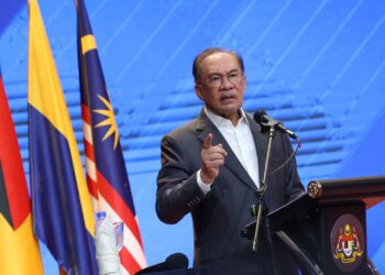 ANWAR Ibrahim ketika majlis perhimpunan bulanan bersama warga Kementerian Pendidikan di Putrajaya. - UTUSAN/FAISOL MUSTAFA
