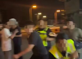 RAKAMAN tular memaparkan tindakan pihak polis menahan empat lelaki warga Afghanistan yang terlibat pergaduhan di sebuah kedai serbaneka di Ipoh Soho, Ipoh pada Mei lalu.