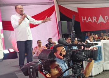 ANWAR Ibrahim ketika berucap di Grand Finale Kekal Harapan Negeri Sembilan DUN Sikamat di Seremban malam ini-UTUSAN/NAZARUDIN SHAHARI