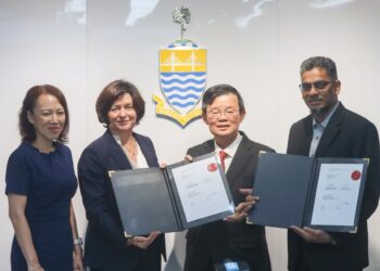 CHRISTINE Munz (dua dari kiri) dan Chow Kon Yeow (dua dari kanan) pada majlis menandatangani perjanjian pajakan antara Eppendorf dengan PDC di George Town, Pulau Pinang hari ini.-UTUSAN/DANIAL SAAD