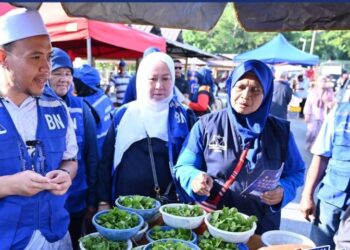 MUHAMMAD Sufian Maradzi (kiri) menyantuni golongan peniaga kecil dan hasil tani yang a menjadi penggerak ekonomi di luar bandar.