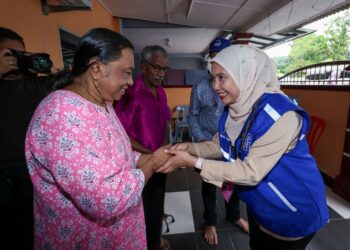 SITI Nur Umaira Hasim (kanan) bertemu dengan pengundi Labu ketika kempen Pilihan Raya Negeri (PRN) Negeri Sembilan. 