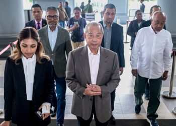 MUHYIDDIN Yassin ketika hadir bagi perbicaraan pertuduhan rasuah, salah guna kedudukan, dan pengubahan wang haram berkaitan Program Jana Wibawa di Mahkamah Tinggi Kuala Lumpur. - UTUSAN/SYAKIR RADIN