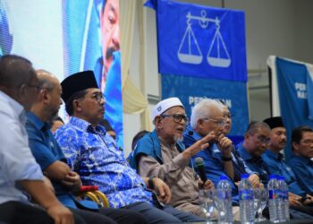 ABDUL Hadi Awang ketika berucap pada Ceramah Mega Birukan Seremban di Sikamat, Seremban malam tadi.-UTUSAN/MOHD. SHAHJEHAN MAAMIN.