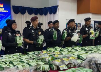 HUSSEIN Omar Khan menunjukkan rampasan dadah bernilai RM67.3 juta selepas sidang akhbar di Ibu Pejabat Daerah (IPD) Cheras di sini hari ini