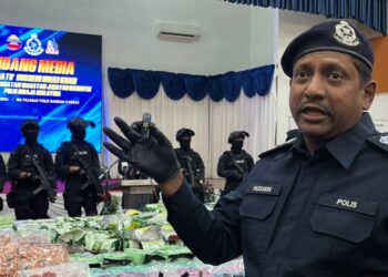 HUSSEIN Omar Khan menunjukkan komponen vape mengandung dadah MDMA selepas sidang akhbar di Ibu Pejabat Daerah (IPD) Cheras, di sini hari ini.-UTUSAN/ELCASEYH