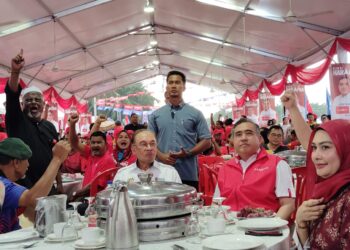 ANWAR Ibrahim dan calon PH di DUN Chennah hadir pada program Majlis Minum Petang Bersama PMX di DUN Chennah Simpang Durian, Jelebu hari ini.