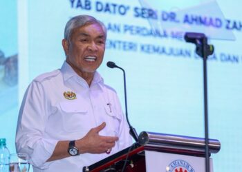 AHMAD Zahid Hamidi ketika berucap pada Majlis Perasmian Penutupan Program Jelajah Pendidikan Tinggi dan TVET Mara Negeri Sembilan 2026 di Seremban hari ini.-UTUSAN/ISKANDAR ISHAK