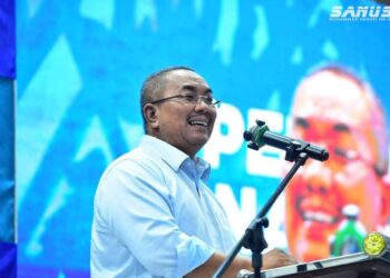 MUHAMMAD Sanusi Md Nor ketika berucap di Ceramah Mega Birukan Seremban di Sikamat, Seremban malam tadi.-