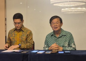 CHOW Kon Yeow (kanan) bersama Pengerusi Jawatankuasa Infrastruktur, Pengangkutan dan Digital Pulau Pinang, Zairil Khir Johari selepas majlis perasmian Simposium Penglibatan Pihak Berkepentingan Mengenai Draf Pelan Induk TOD untuk Sungai Nibong (Tapak Pesta) di George Town, Pulau Pinang.-UTUSAN/SAFINA RAMLI
