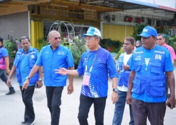 ABDUL Azeez Abdul Rahim (dua dari kiri) ketika membantu Jalaluddin (dua dari kanan) berkempen di Taman Simpang Pertang, Jelebu hari ini.