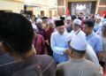 ANWAR Ibrahim diiringi Aminuddin bersalaman dengan orang ramai pada Program Munajat Perdana di Dewan Orang Ramai Linggi, Port Dickson hari ini