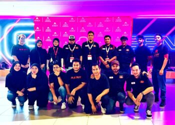 Aliff Ahmad (berdiri empat dari kiri) dan Nik Muhammad Izwan Nik Mohd Kamel (berdiri lima dari kiri) pada majlis pelancaran Aplikasi Scrut Garage di Kuala Lumpur.