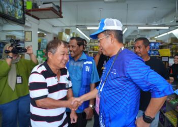 JALALUDDIN Alias menyantuni dan beramah mesra bersama penduduk-penduduk di Taman Simpang Pertang, Jelebu hari ini.