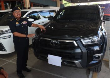 ZULKILFY Ismail menunjukkan salah satu daripada kenderaan mewah berjenama Toyota yang disita dalam Ops Khas PeWA ketika sidang akhbar di pejabat JPJ Seberang Jaya, Pulau Pinang hari ini.-UTUSAN/DANIAL SAAD