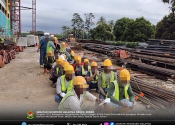 SEBAHAGIAN daripada 129 PATI yang ditahan di sebuah tapak pembinaan di Kulim, semalam. - IHSAN IMIGRESEN KEDAH