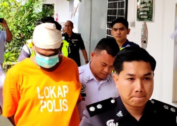 ALEX ROBERT dihadapkan ke Mahkamah Majistret Teluk Intan hari ini atas pertuduhan membunuh dua remaja perempuan dalam insiden melibatkan tiga kenderaan di Jalan Padang Tembak, Teluk Intan pada Ahad minggu lalu