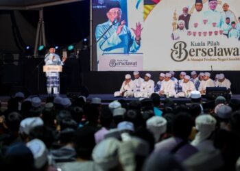 ANWAR Ibrahim ketika berucap pada Program Kuala Pilah Berselawat dan Munajat Perdana Negeri Sembilan di Dataran Melang, Kuala Pilah hari ini.-UTUSAN/ISKANDAR ISHAK