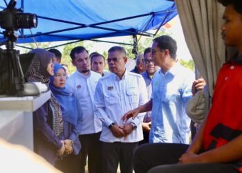 TENGKU Sarafudin Badlishah Sultan Sallehuddin bersama Saifuddin Nasution Ismail melawat reruai agensi di bawah KDN sempena Program Jelajah Aspirasi Bebas Dadah: Komuniti FELDA Sihat, Kedah Sejahtera di Felda Bukit Kayu Hitam, Kubang Pasu. - UTUSAN/ SHAHIR NOORDIN