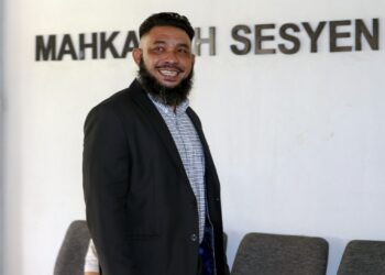 PAPAGOMO ketika hadir Mahkamah Sesyen Sepang.