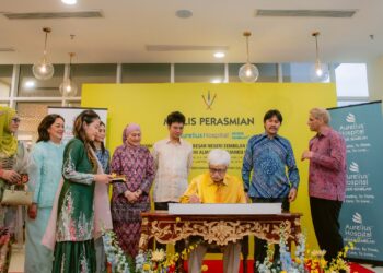 Tuanku Muhriz Munawir disaksikan Tuanku Aishah Rohani Tengku Besar Mahmud berkenan menandatangani plak perasmian Aurelius Hospital Negeri Sembilan (AHNS) dan pusat kanser baharunya di Seremban, Negeri Sembilan, baru-baru ini.