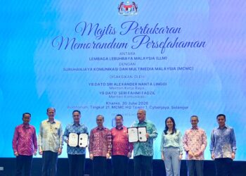 ALEXANDER Nanta Linggi bersama Fahmi Fadzil menyaksikan pertukaran MoU antara Pengerusi MCMC, Tan Sri Mohamad Salim Fateh Din dan Pengerusi LLM, Datuk Seri Ir. Hasni Mohammad di Cyberjaya.