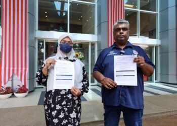 Joseph Prakash ketika hadir membuat aduan syarikat pemberi pinjaman berlesen di Kementerian Perumahan dan Kerajaan Tempatan (KPKT), Putrajaya. - UTUSAN/FAISOL MUSTAFA