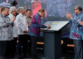 Perdana Menteri, Datuk Seri Anwar Ibrahim menandatangani plak perasmian pada Majlis Perasmian Ibu Pejabat Maybank baharu di Menara Merdeka Maybank, di sini hari ini. Foto: SHIDDIEQIIN ZON