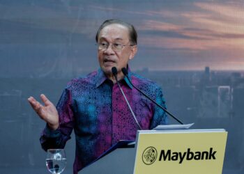 Perdana Menteri, Datuk Seri Anwar Ibrahim berucap pada Majlis Pelancaran Ibu Pejabat Maybank baharu di Menara Merdeka Maybank, di sini hari ini. Foto: SHIDDIEQIIN ZON