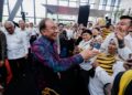 Perdana Menteri, Datuk Seri Anwar Ibrahim beramah mesra kakitangan Maybank pada Majlis Pelancaran Ibu Pejabat Maybank baharu di Menara Merdeka Maybank, di sini hari ini. Foto: SHIDDIEQIIN ZON