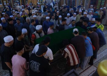 Allahyarham, Ahmad Shah tiba di Masjid Bandar Tasik Puteri, Rawang, Selangor. / M. FIRDAUS M. JOHAR