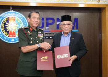 ARMAN Rumaizi Ahmad dan Abdul Hakim Osman ketika majlis penyempurnaan perjanjian di kampus UPNM, Sungai Besi, Kuala Lumpur.