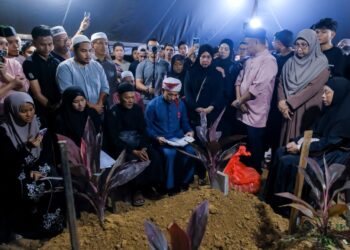 JENAZAH Allahyarham dikebumikan di Tanah Perkuburan Islam Bandar Tasik Puteri, Rawang, Selangor.