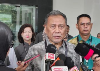 RAMLAN Harun ditemui pemberita selepas meninjau proses semakan peti undi di Dewan Perdana Tampin, hari ini.