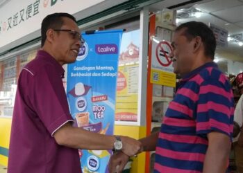 ZAMANI Ibrahim (kiri) menyantuni orang ramai dalam kempen PRN Negeri Sembilan ke-16 di Nilai, Seremban hari ini.