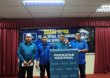 ROSMIN Adam (dua kanan) semasa sidang akhbar bersama Ketua UMNO Bahagian Seremban, Datuk Mazalan Maarop di Senawang, hari ini.