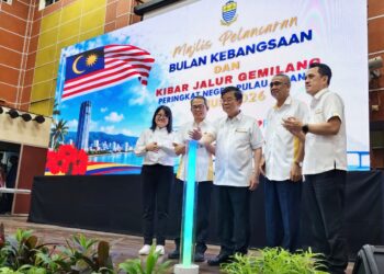 CHOW Kon Yeow (tengah) ketika Majlis Pelancaran Bulan Kebangsaan dan Kempen Kibar Jalur Gemilang peringkat negeri di Bukit Mertajam, Pulau Pinang.