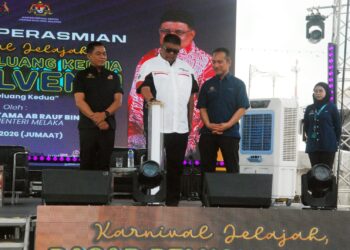 KETUA Menteri Melaka, Datuk Seri Ab. Rauf Yusoh diiringi Abu Bakar Manat meletakkan tapak tangan sebagai simbolik perasmian Jelajah Dasar Peluang Kedua Insolvensi di Ayer Keroh, Melaka hari ini. - UTUSAN/AMRAN MULUP