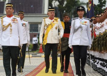 SULTAN Nazrin Muizzuddin Shah memeriksa kawalan kehormatan pada Sambutan Hari Pahlawan Tahun 2026 Negeri Perak di Dataran Bangunan Perak Darul Ridzuan, Ipoh hari ini