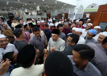 ANWAR Ibrahim bersalaman dengan jemaah selepas solat Jumaat di Masjid Qaryah Paroi Jaya di Seremban hari ini.-UTUSAN/ISKANDAR ISHAK