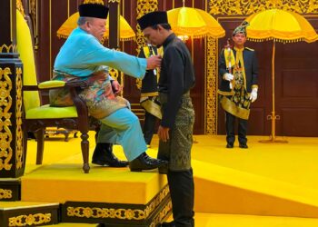 WARTAWAN Utusan Malaysia, Mohd. Hafiz Abd. Mutalib menerima Pingat Jasa Baik (PJB) pada majlis penganugerahan darjah kebesaran dan pingat negeri Perlis bersempena ulang tahun keputeraan ke-83 Raja Perlis, Tuanku Syed Sirajuddin Jamalullail bagi sesi ketiga di Istana Arau, Perlis semalam.-UTUSAN