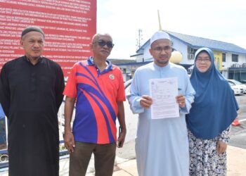 AHMAD Adnan Fadzil (dua dari kanan) menunjukkan laporan polis berhubung hantaran media sosial individu didakwa penghinaan melibatkan institusi Diraja Perlis di IPD Arau, Perlis hari ini-UTUSAN/ASYRAF MUHAMMAD