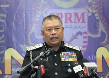 Ketua Pengarah Imigresen, Datuk Zakaria Shaaban ketika sidang media bersama Suruhanjaya Pencegahan Rasuah Malaysia (SPRM) di Ibu Pejabat SPRM, di sini hari ini.