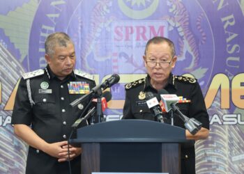 Ketua Pesuruhjaya Suruhanjaya Pencegahan Rasuah Malaysia (SPRM), Datuk Seri Abd Halim Aman diiringi oleh Ketua Pengarah Jabatan Imigresen Malaysia, Datuk Zakaria Shaaban berucap pada sidang akhbar di Ibu Pejabat SPRM Putrajaya di sini hari ini. GAMBAR - AMIR KHALID